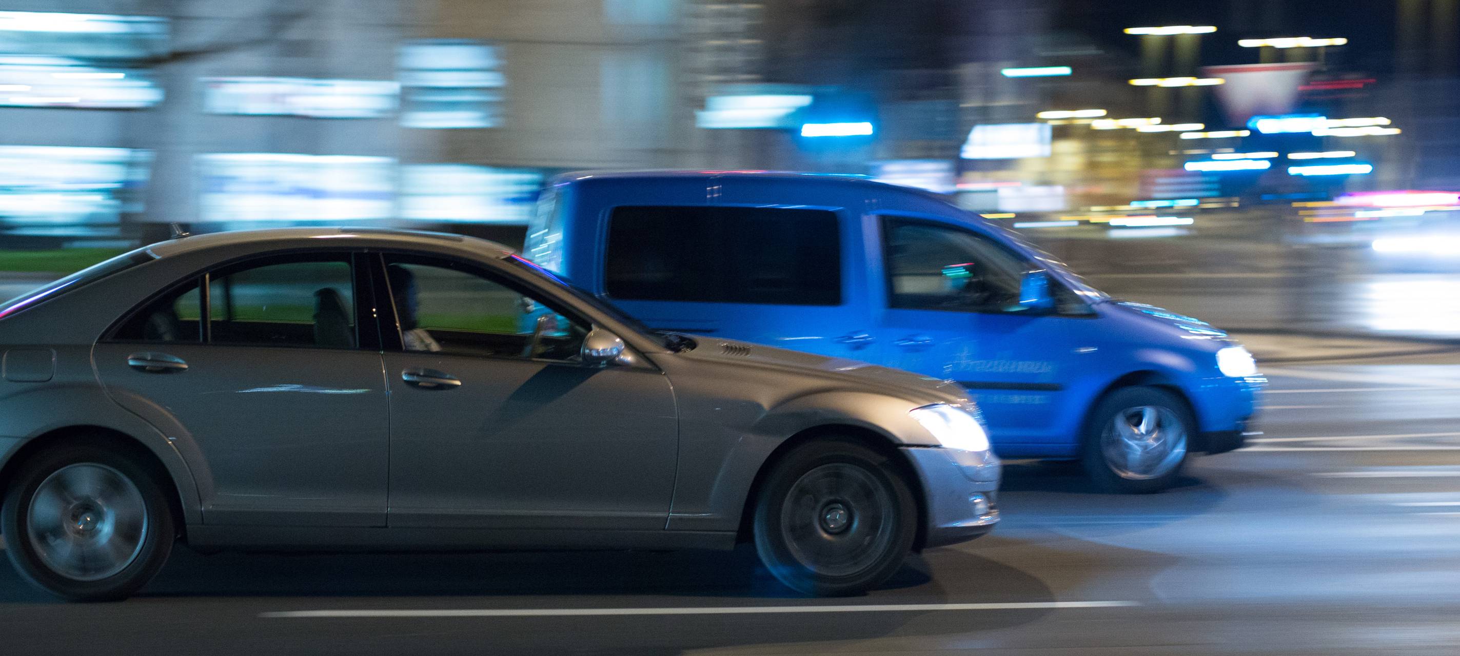 Schnell fahrende Autos