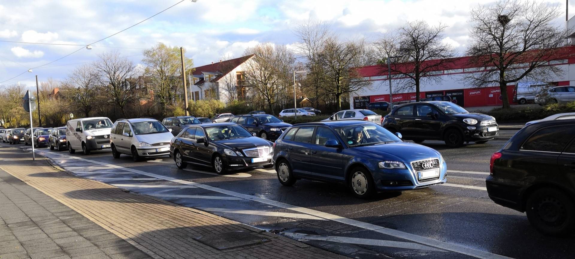 Rückstau auf der Danziger Straße in Richtung Mülheimer Straße