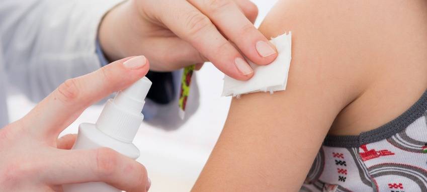 Impf-Gegner protestieren vor Kinder-Impfstation