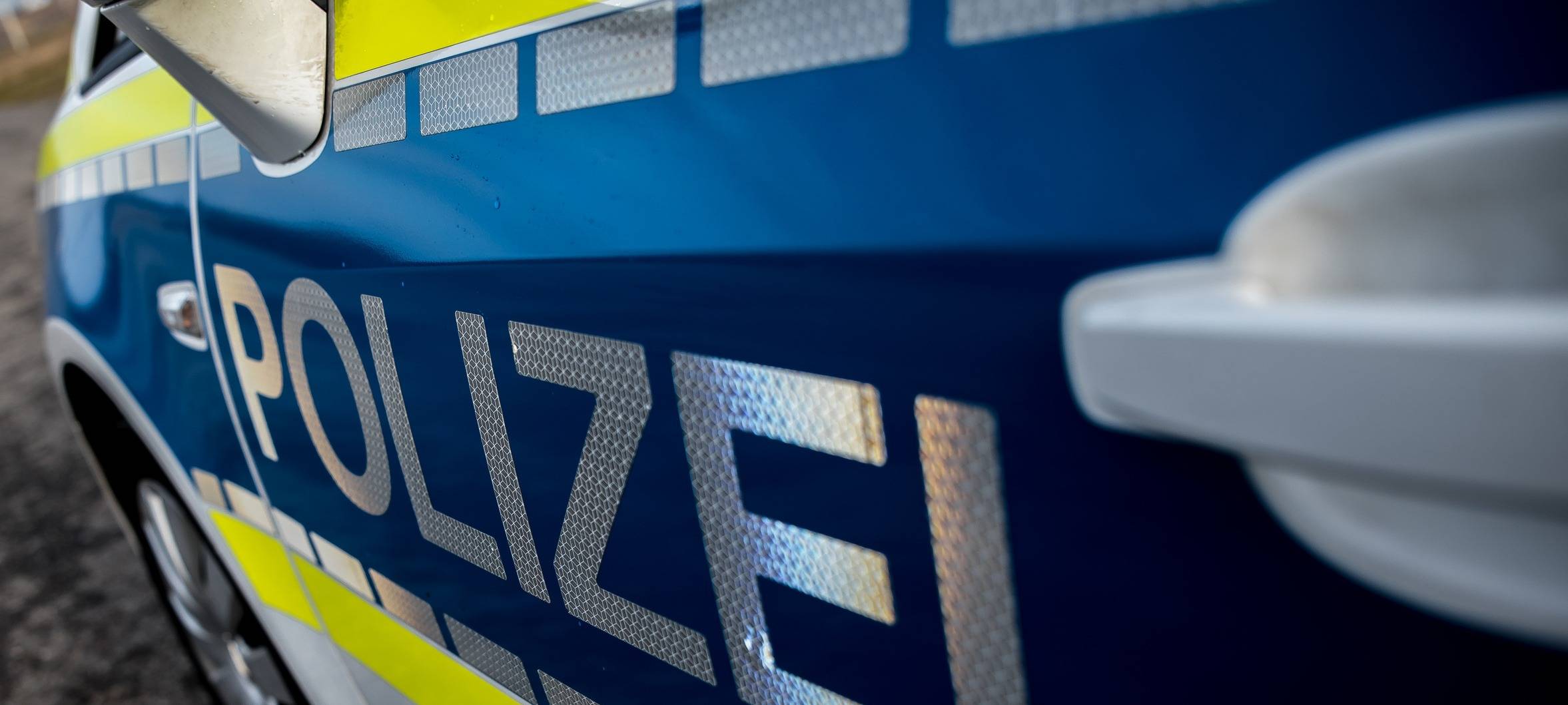 Ein Einsatzwagen der Polizei (Symbolbild). Bei Verwendung in Social Media muss die Bildquelle am Bild genannt werden; bei Verwendung als Nachrichtenbild spielt das System diese automatisch mit aus.