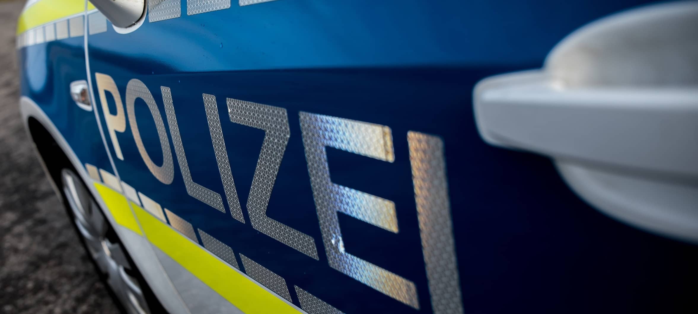 Ein Einsatzwagen der Polizei (Symbolbild). Bei Verwendung in Social Media muss die Bildquelle am Bild genannt werden; bei Verwendung als Nachrichtenbild spielt das System diese automatisch mit aus.
