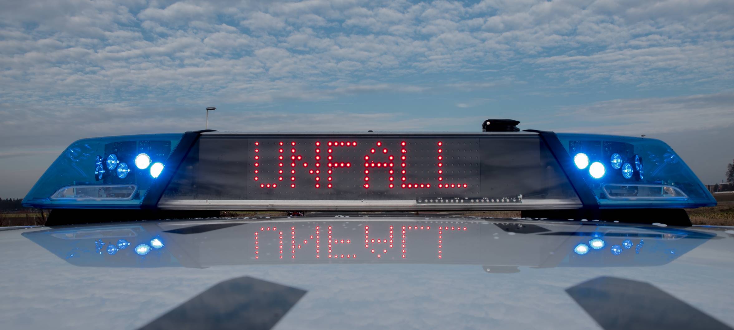 Ein Einsatzwagen der Polizei mit Blaulicht und aktivem Schriftzug "Unfall" (Symbolbild).
Bei Verwendung in Social Media muss die Bildquelle am Bild genannt werden; bei Verwendung als Nachrichtenbild spielt das System diese automatisch mit aus.