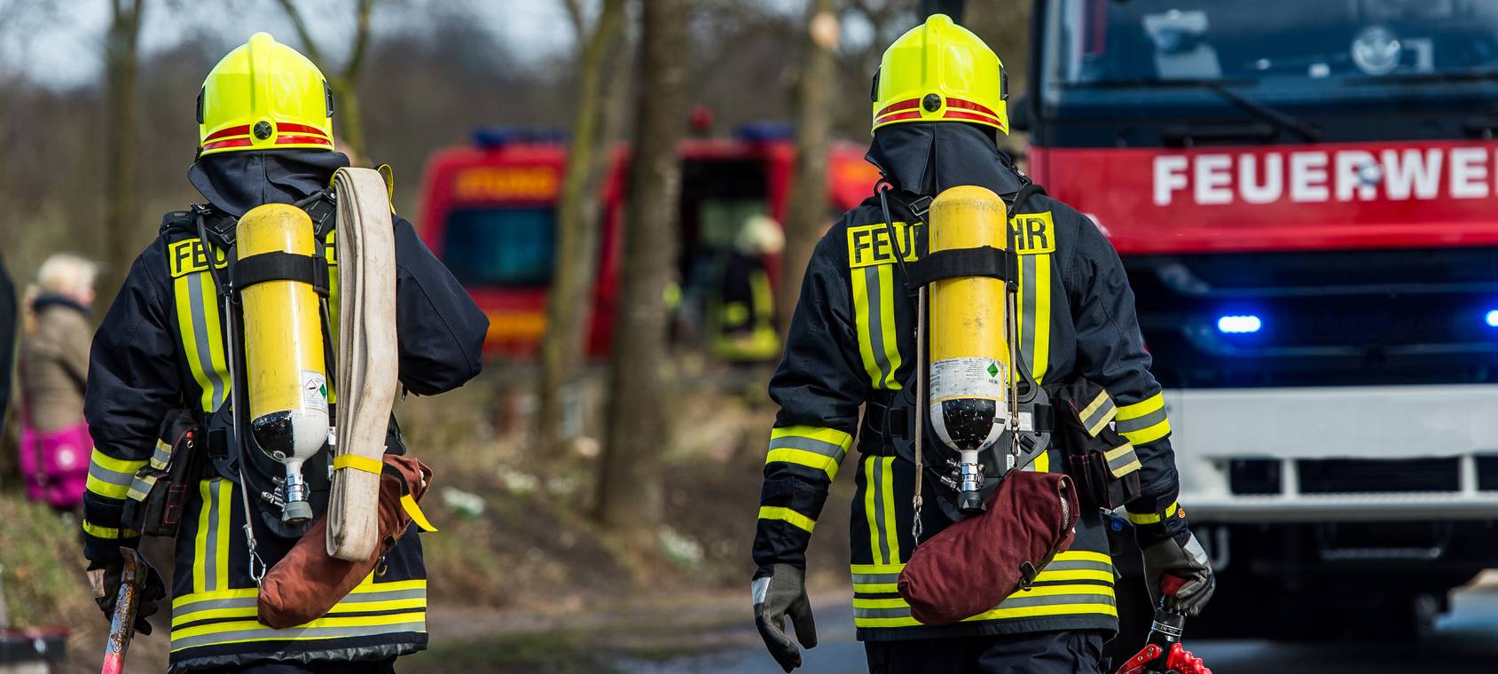 Feuerwehrmänner im Einsatz (Symbolbild).
Bei Verwendung in Social Media muss die Bildquelle am Bild genannt werden; bei Verwendung als Nachrichtenbild spielt das System diese automatisch mit aus.