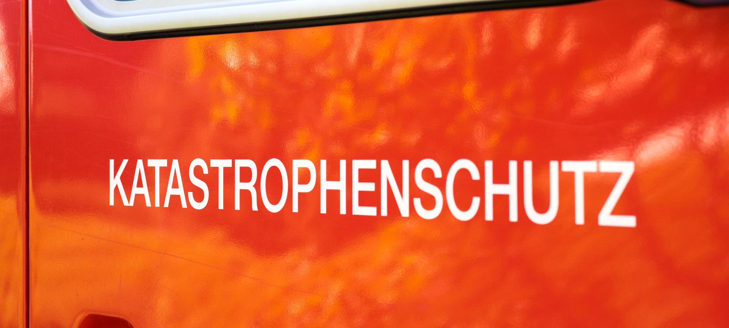 Einsatzfahrzeug mit der Aufschrift Katastrophenschutz (Symbolbild).