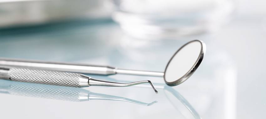 Zahnarztinstrumente liegen im Behandlungszimmer bereit.