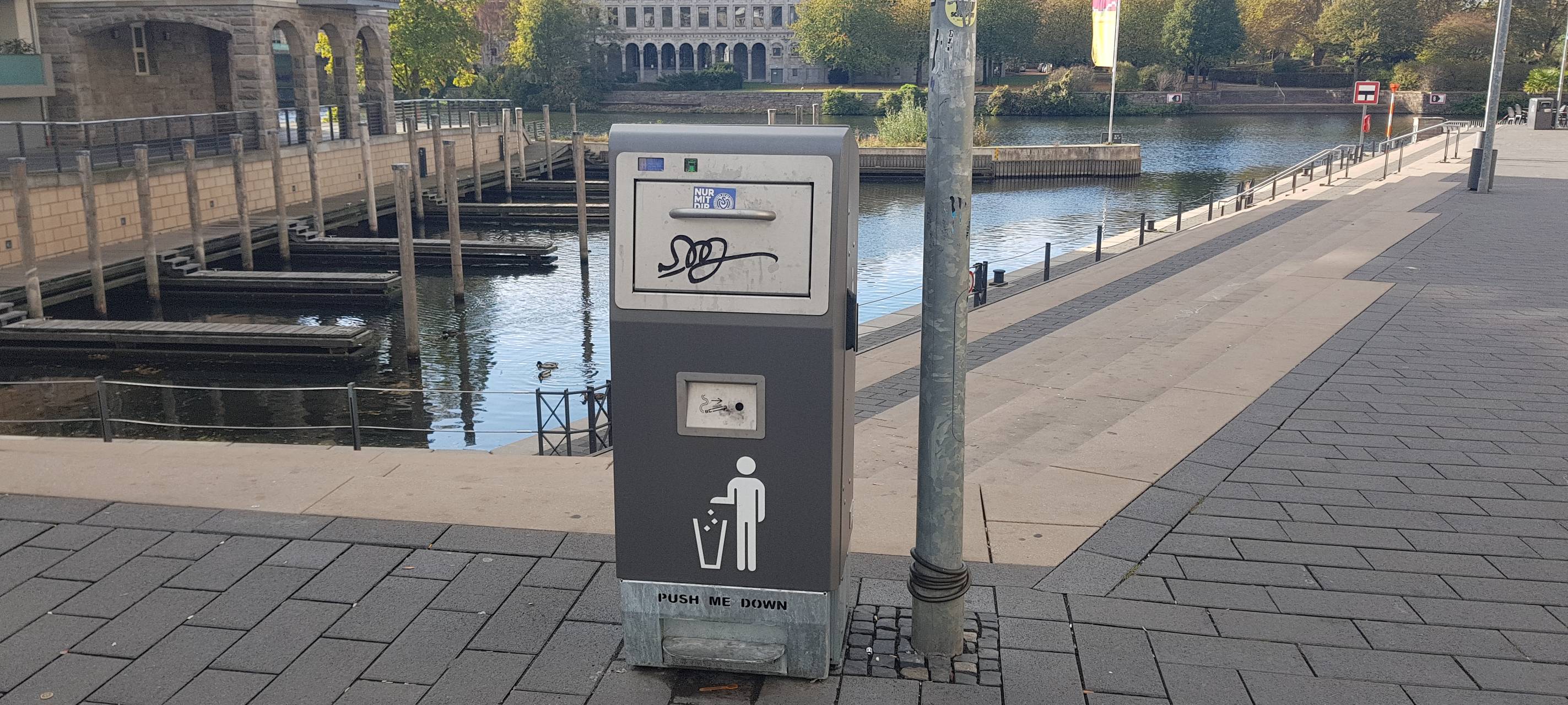 Hightech Mülleimer an der Ruhrpromenade, seit Juli 2018, mit integrierter Müllpresse und Füllstandsanzeige