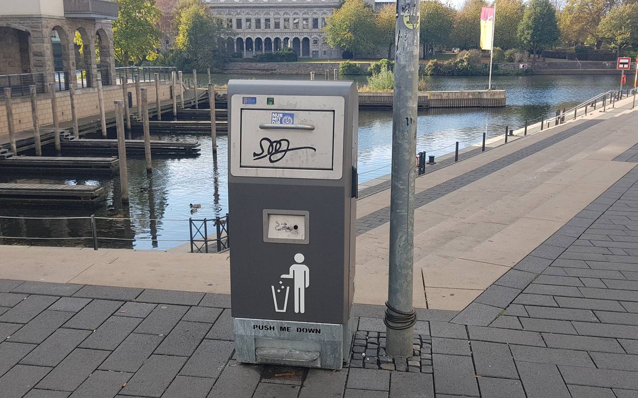 Hightech Mülleimer an der Ruhrpromenade, seit Juli 2018, mit integrierter Müllpresse und Füllstandsanzeige