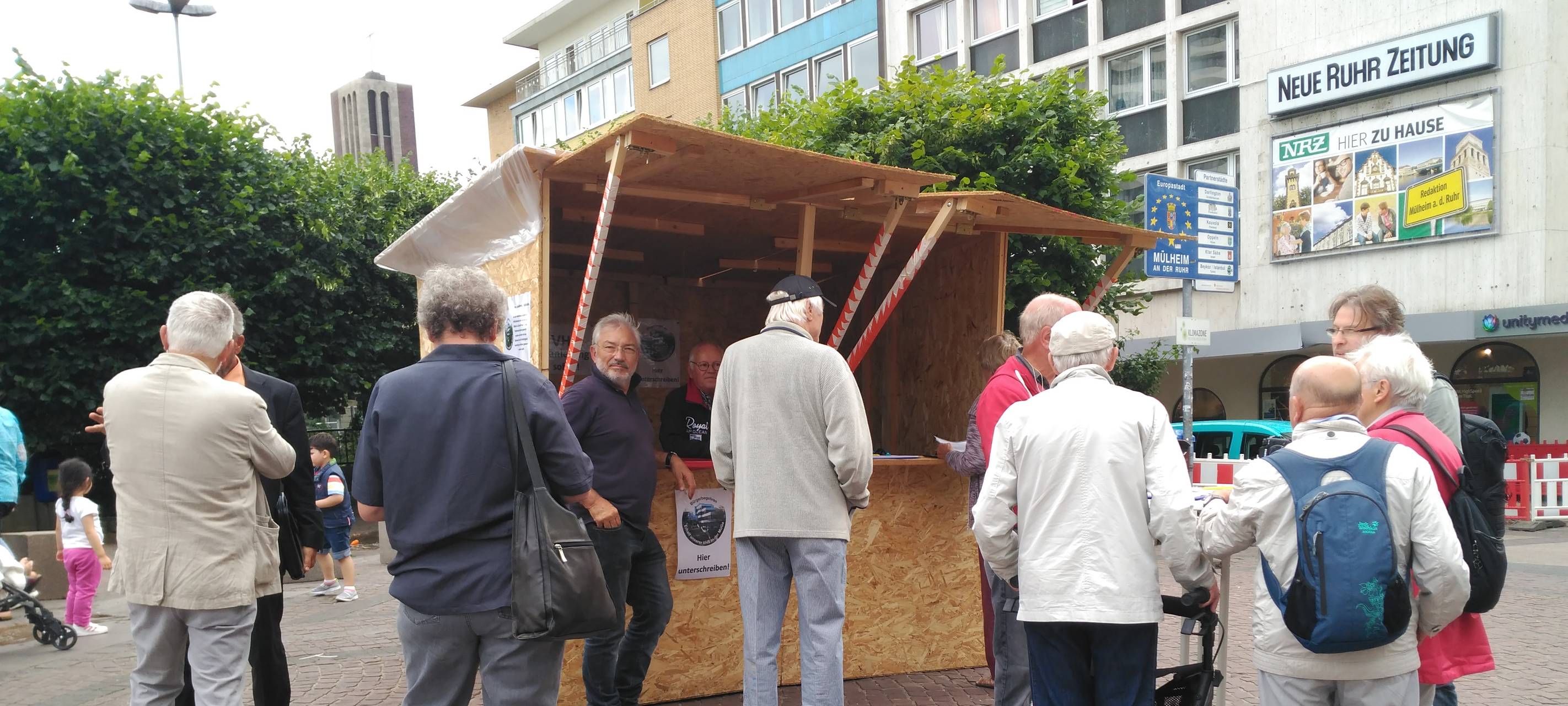 Infostand der Unterschriftenaktion für Bürgerbegehren zum Erhalt der MüGa, bleibt bis zu den Sommerferien auf dem Kurt-Schumacher-Platz stehen