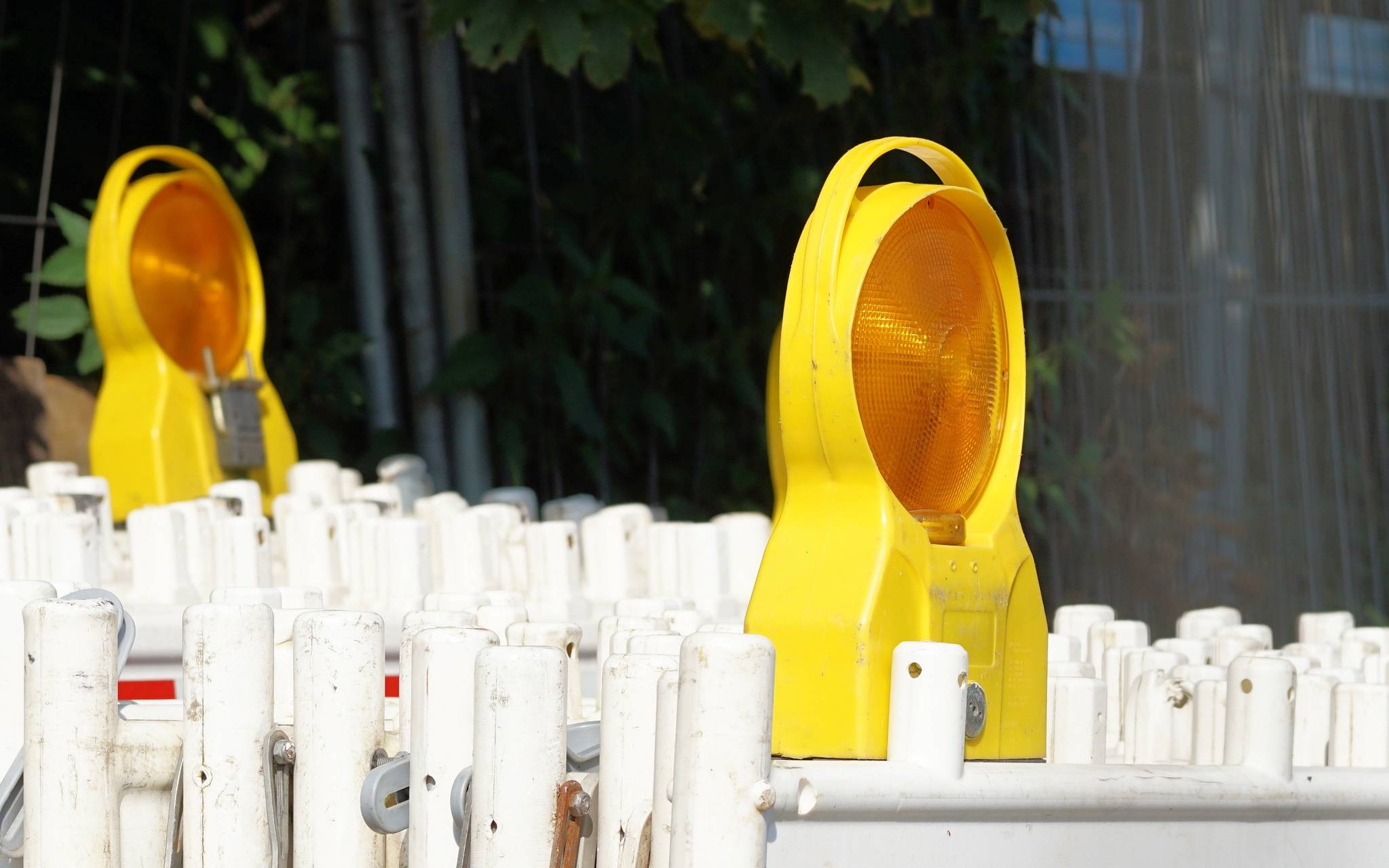 Hintereinander stehend gestapelte Absperrungen für Straßensperrungen mit zwei Lichtern.