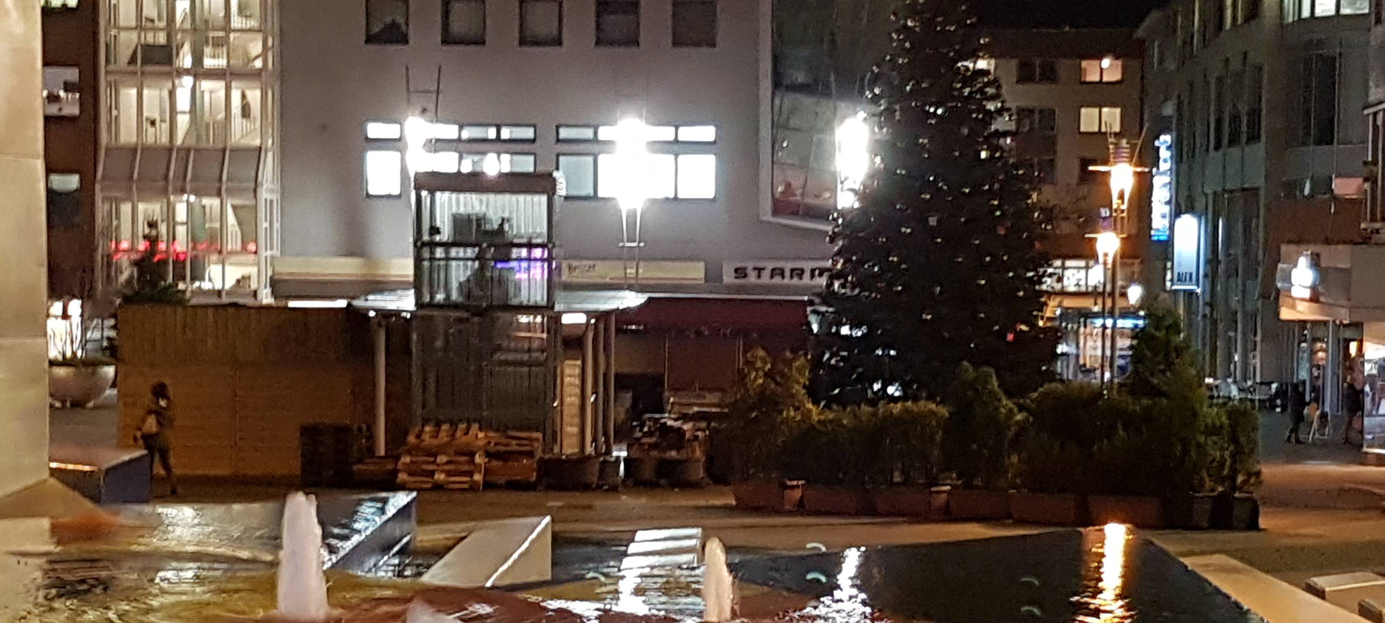 Oberbürgermeister knipst Weihnachtsbeleuchtung an