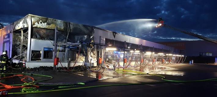 Autowaschanlage in Flammen