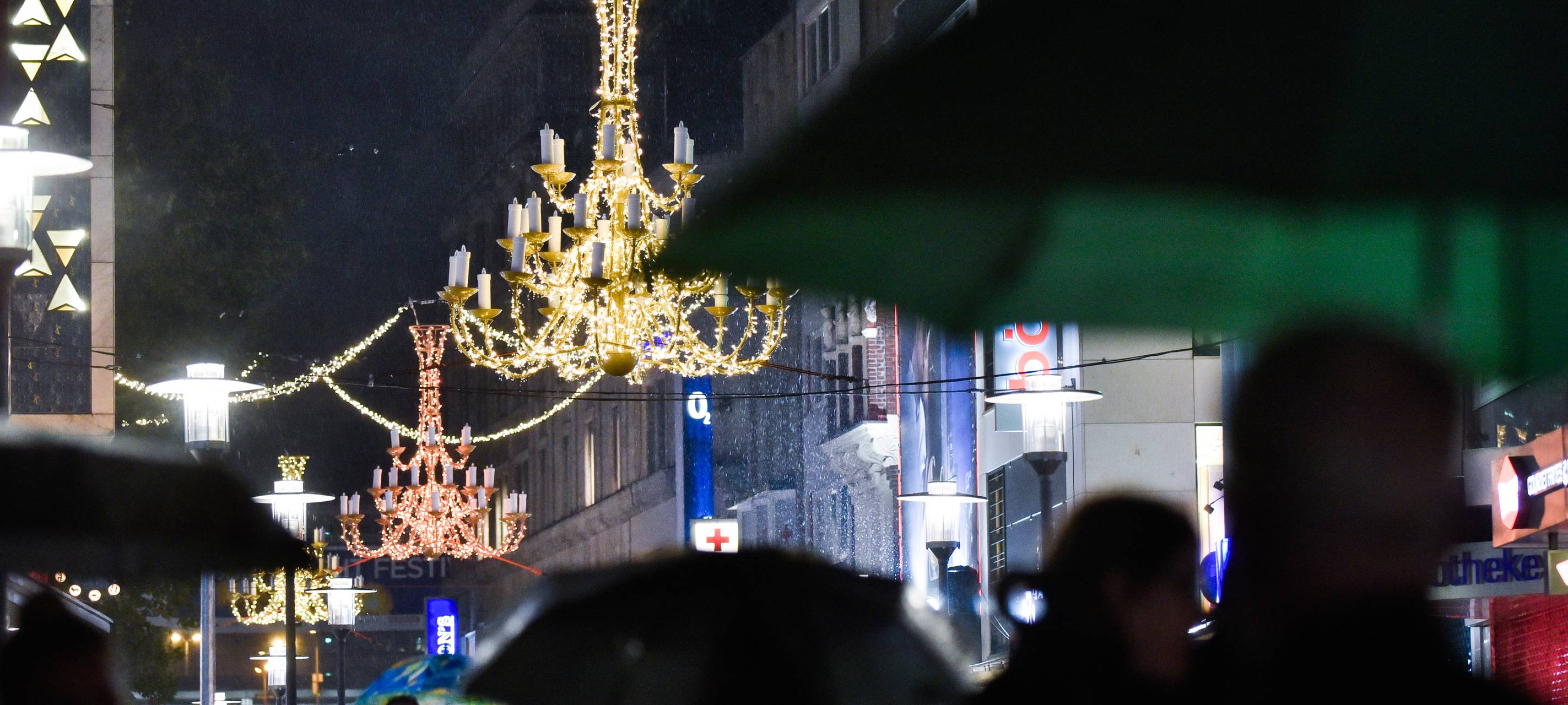 Lichter leuchten in der Essener Innenstadt
