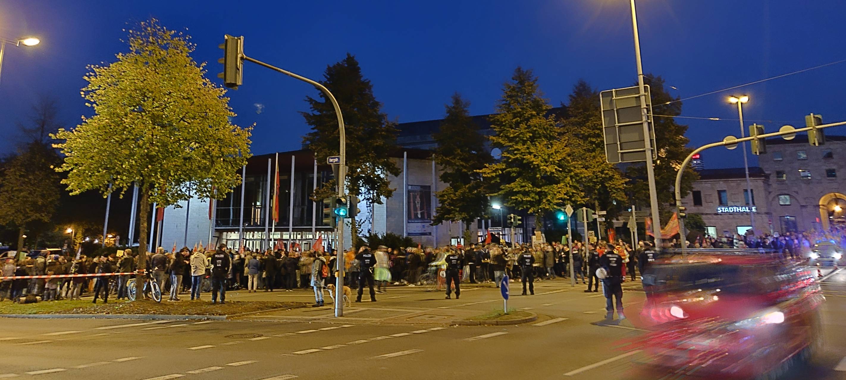 Mehrere tausend Menschen protestieren gegen AfD-Veranstaltung