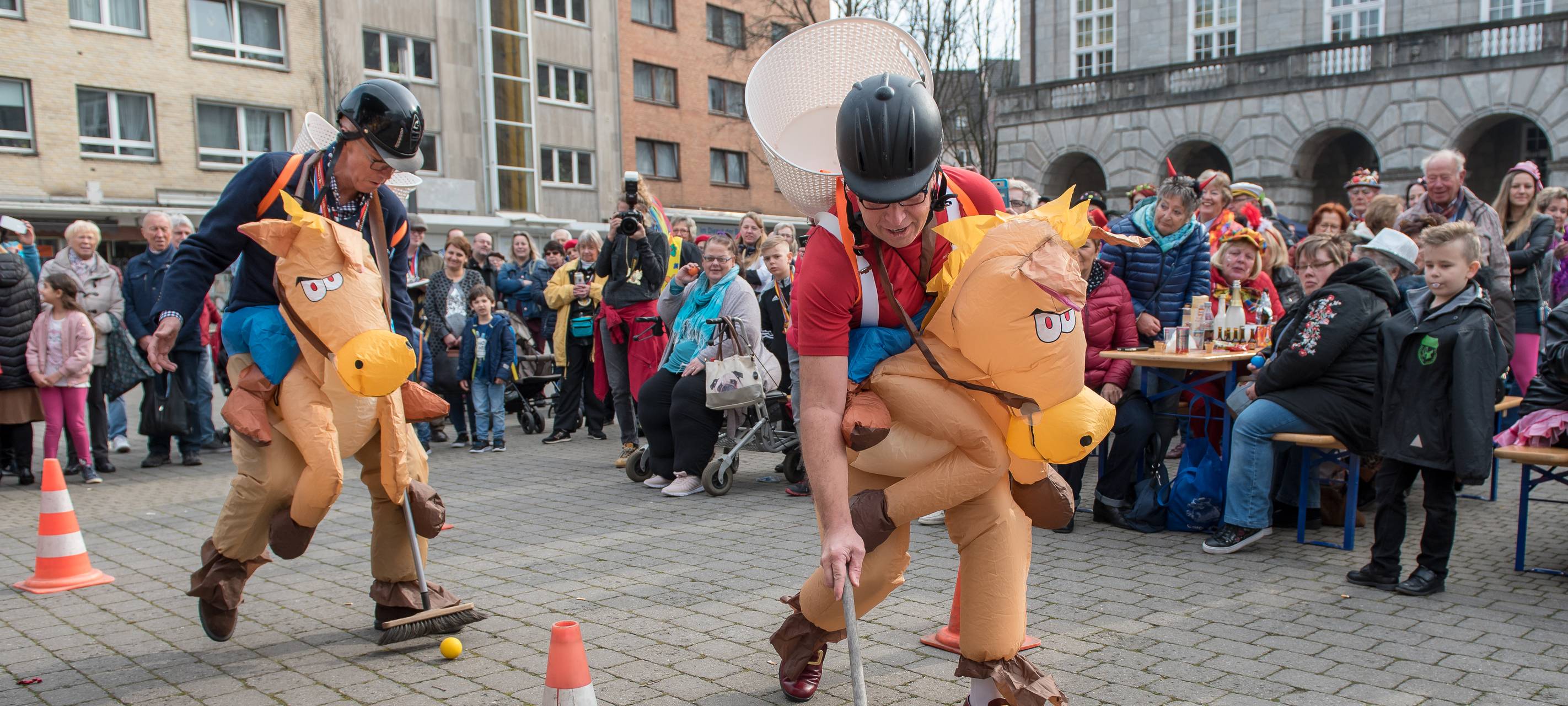 Altweiberparty auf dem Rathausmarkt