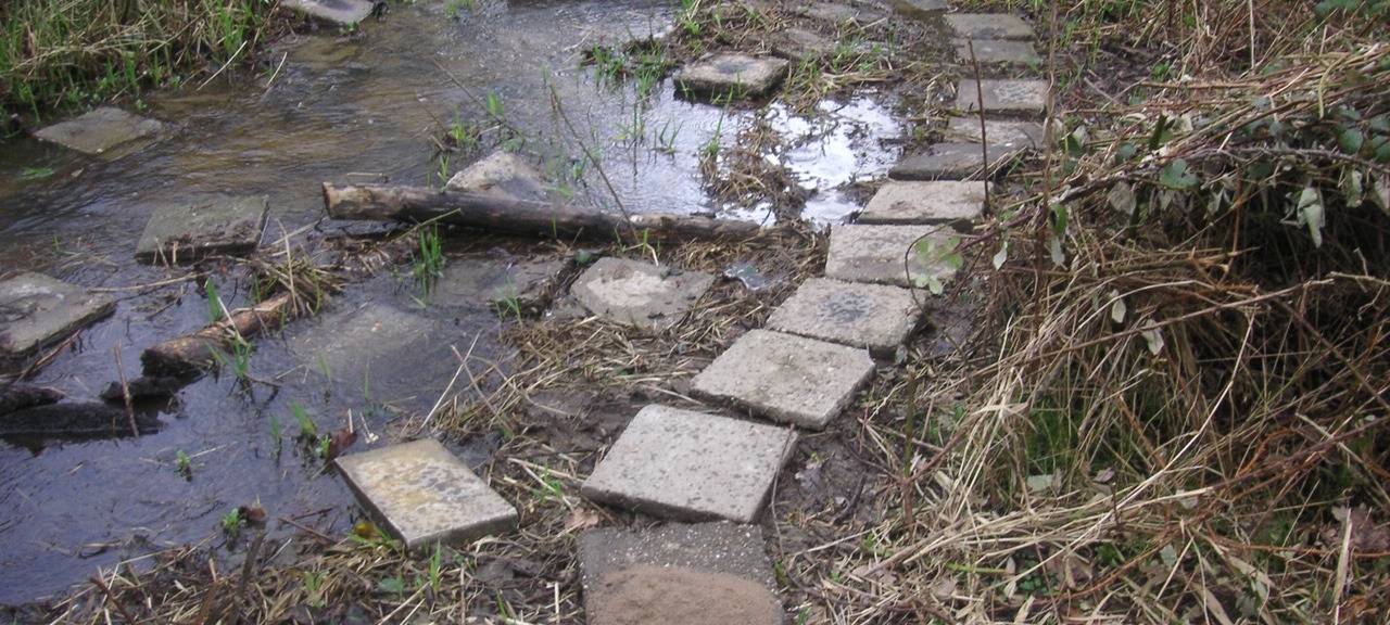 Unbekannte verlegen Gehwegplatten am Bühlsbach