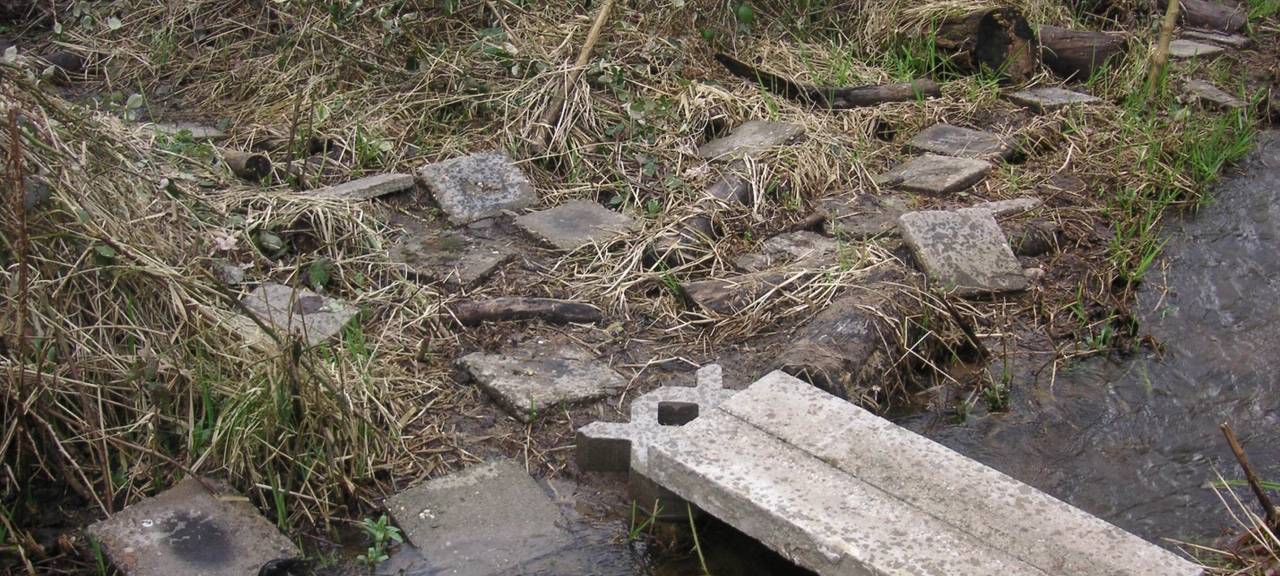 Unbekannte verlegen Gehwegplatten am Bühlsbach