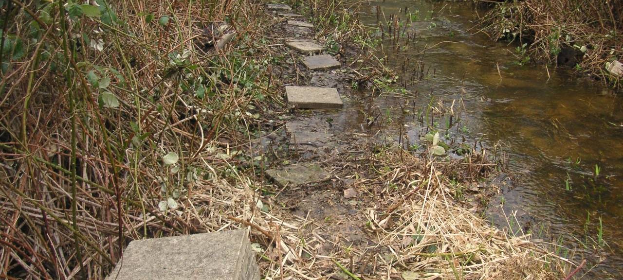 Unbekannte verlegen Gehwegplatten am Bühlsbach