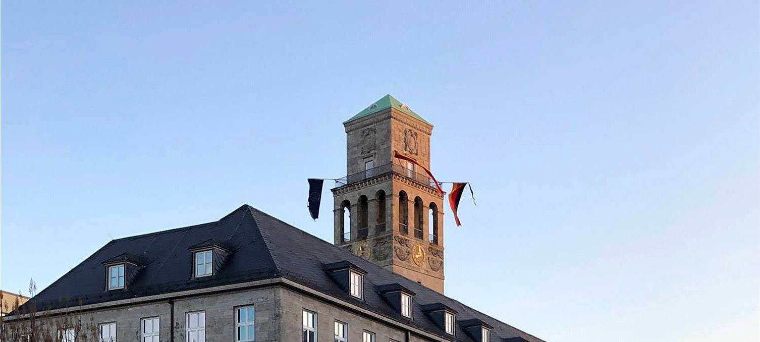 Trauerbeflaggung am Rathausturm