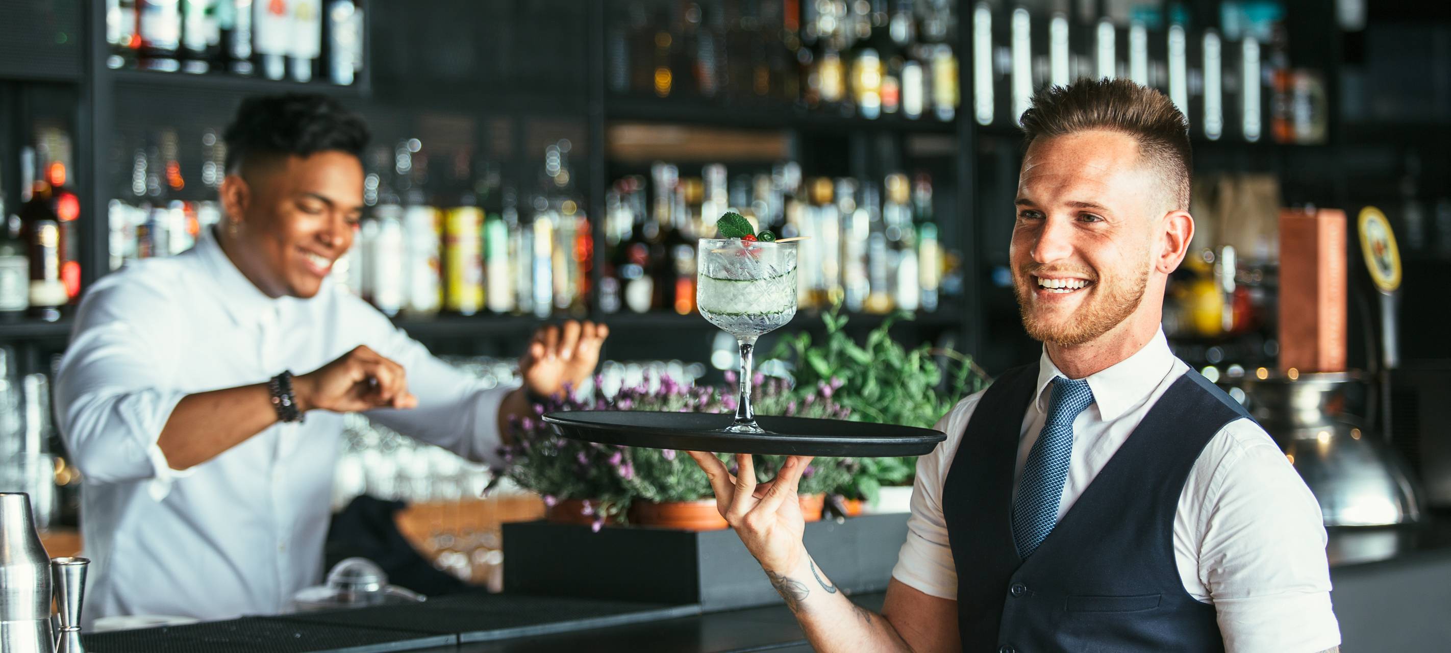 Ein Kellner arbeitet an einer Bar (Symbolbild).