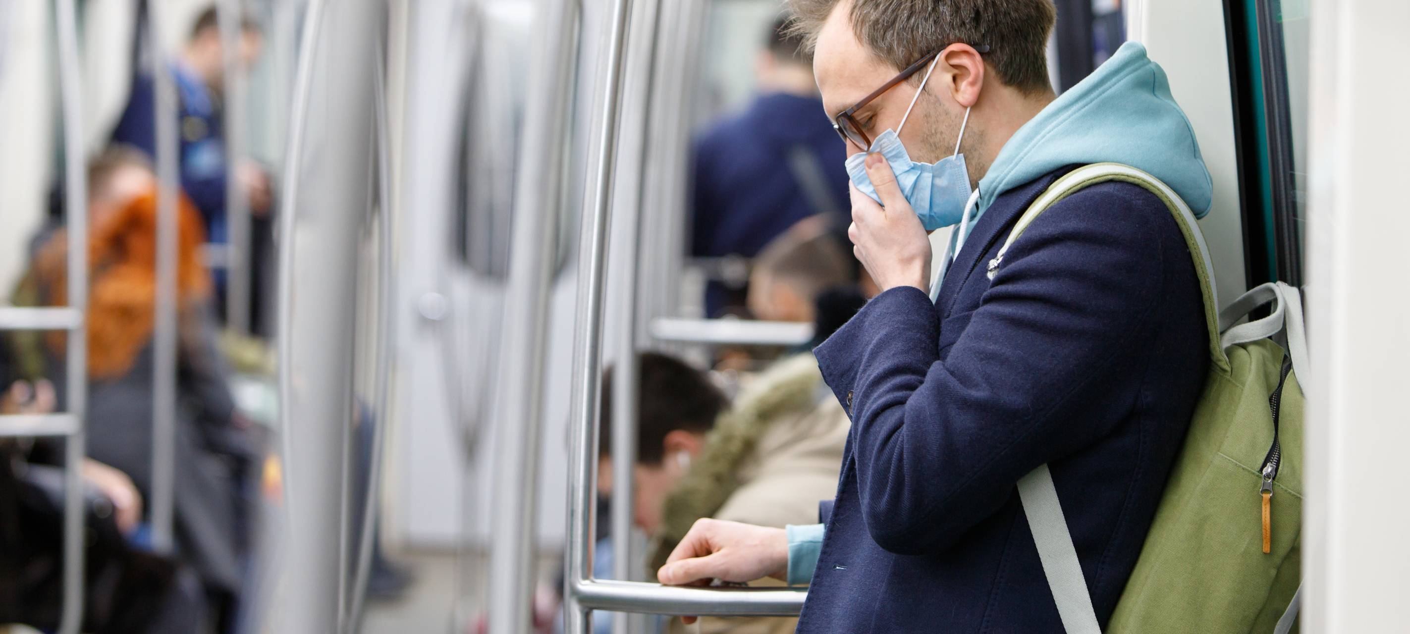 Ein kranker Mann fühlt sich schlecht – er trägt eine Atemschutzmaske gegen Infektionen.