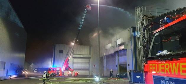 750 Kubikmeter Hausmüll in Flammen