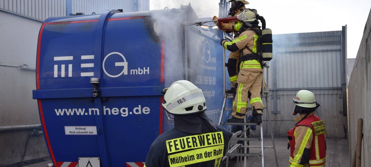 Müllwagenbrand fordert Feuerwehr über Stunden