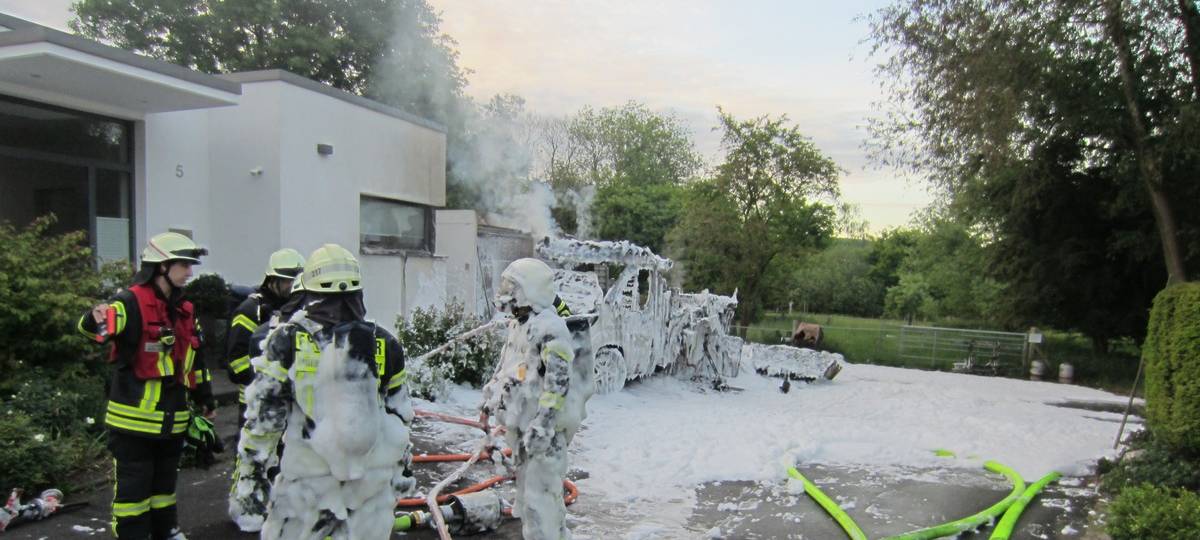 Saarn: Wohnmobil in Flammen