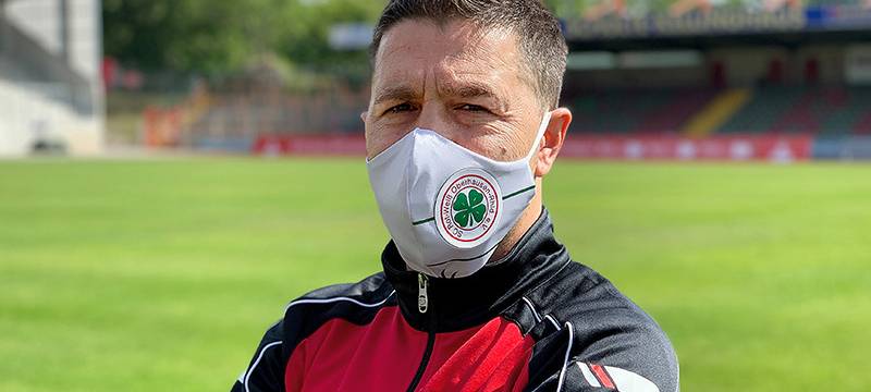 Versteigerung: Masken aus echten Fußballtrikots