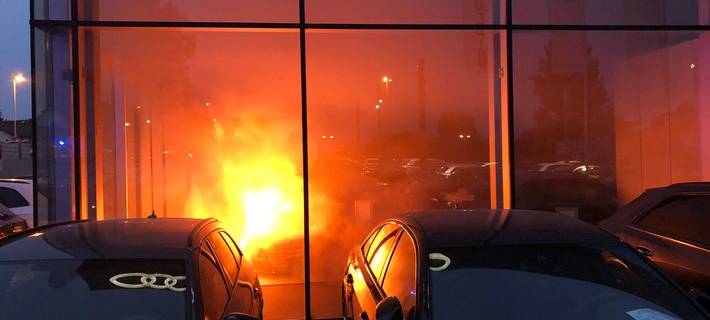 Brand im Autohaus: Hybridfahrzeug in Flammen