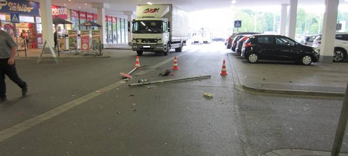Fußgänger angefahren und Verkehrszeichen umgerissen