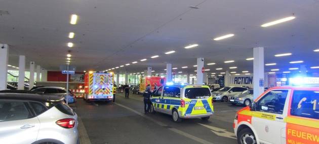 Fußgänger angefahren und Verkehrszeichen umgerissen