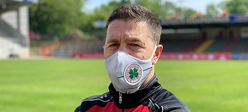 Fußball-Schutzmasken bringen Geld für Hilfsfonds