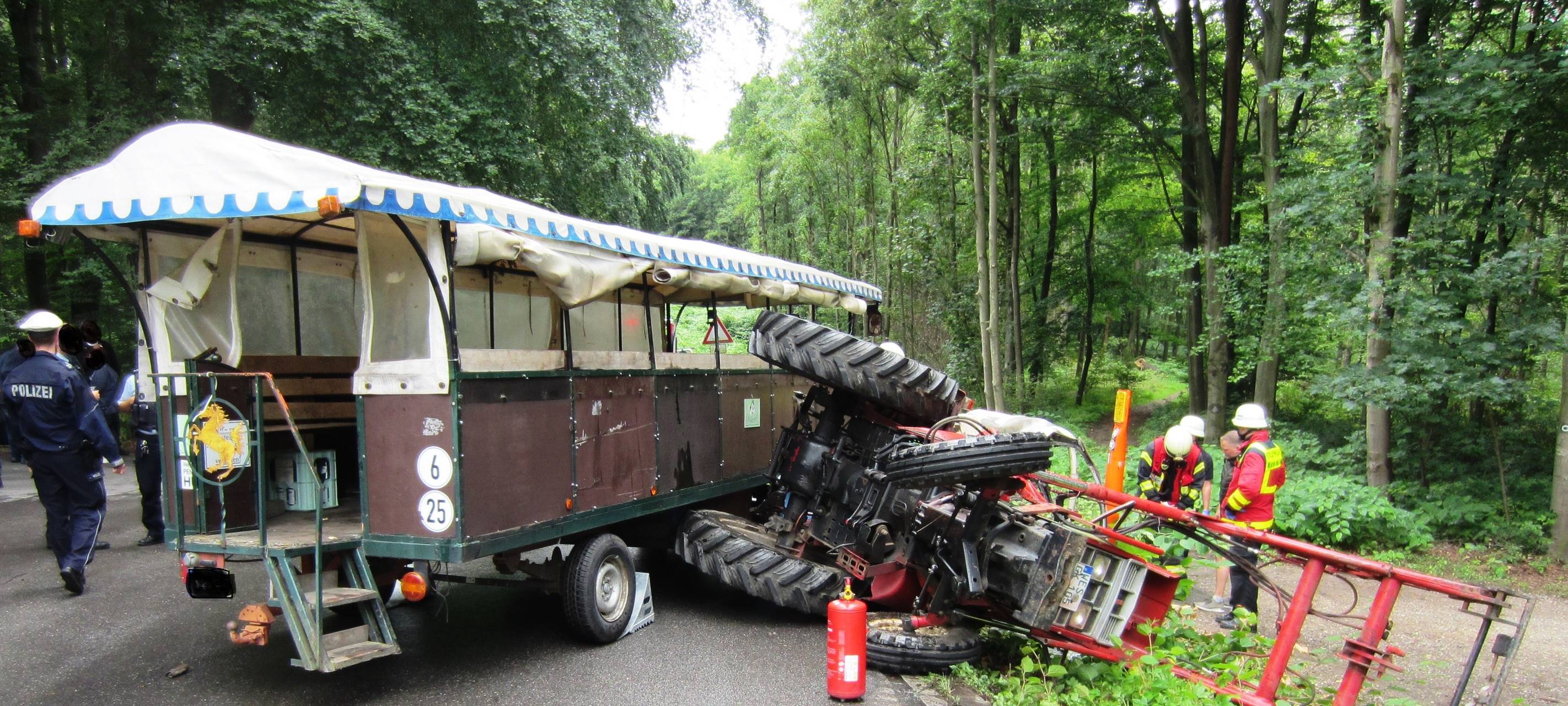 Trecker rutscht in Graben