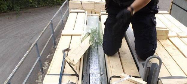 Versteckte Zigaretten in Glasscheiben-Lieferung