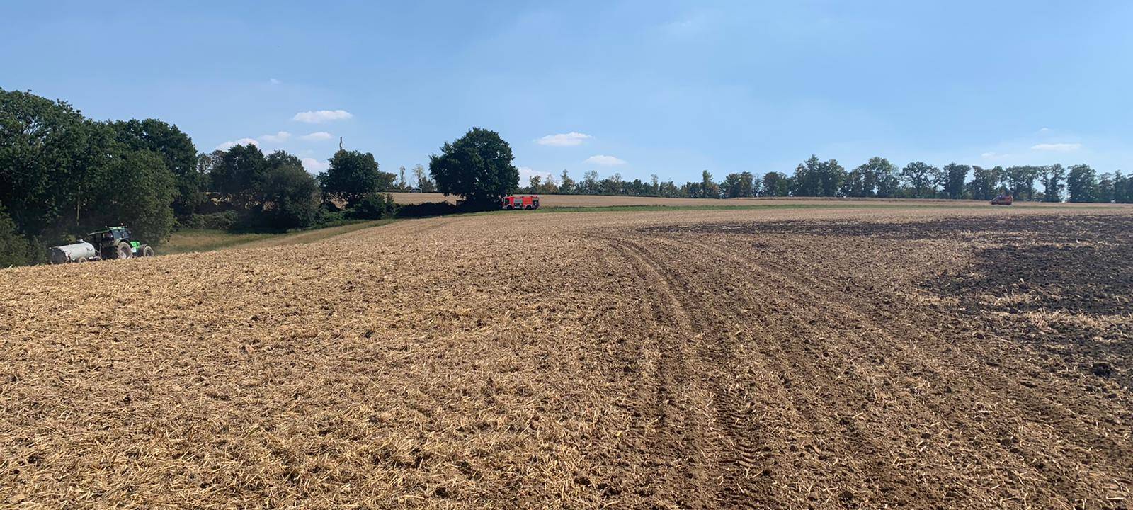 Feuerwehr hat brennendes Feld gelöscht