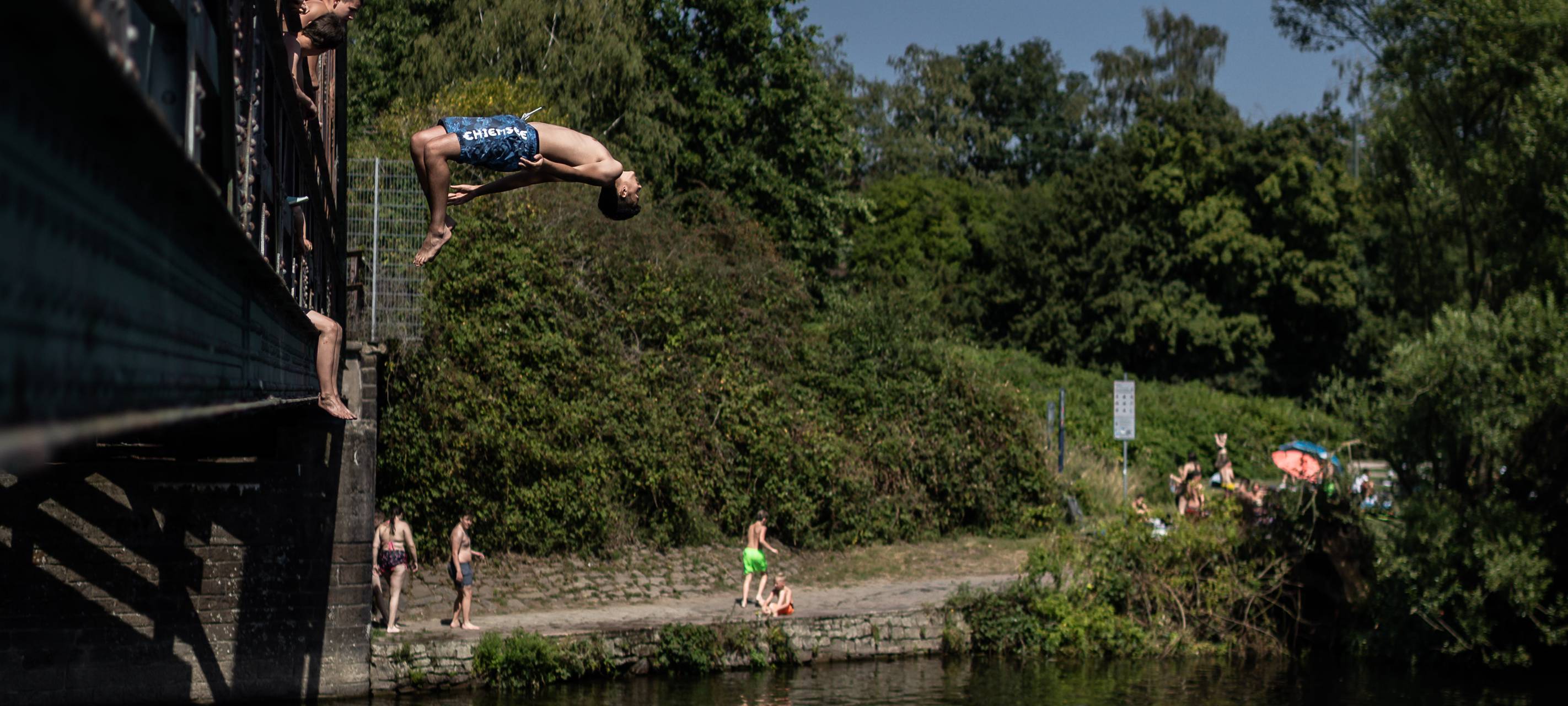Querschnittsgelähmt nach Kopfsprung ins Wasser