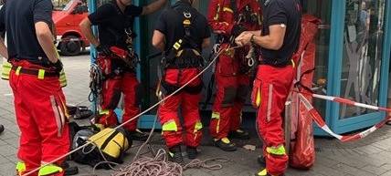 Aufzug mit vier Personen steckt fest