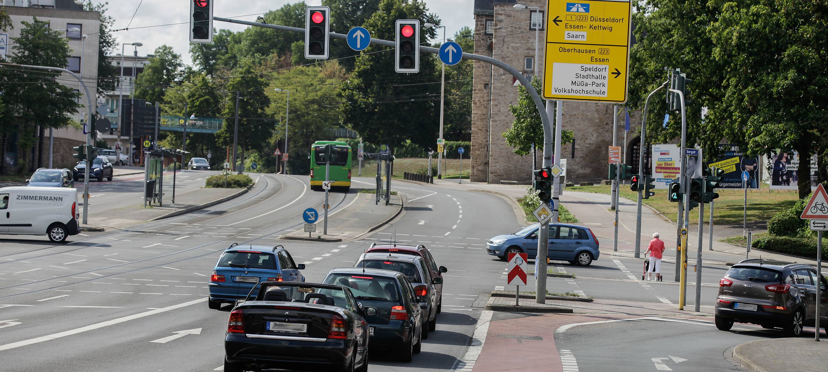 Hilfe für Radfahrer an der Mühlenbergkreuzung