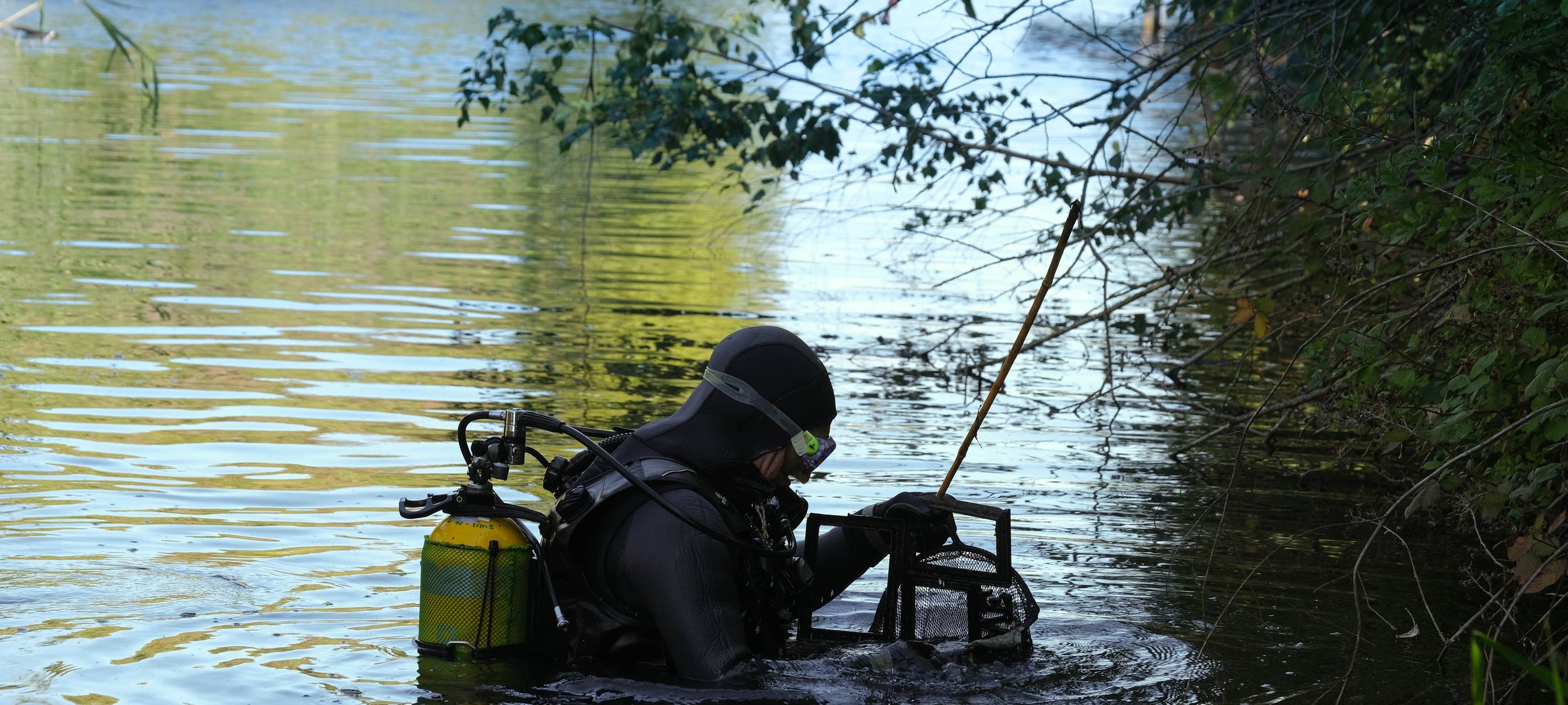 Taucher holt Motor aus Ruhr