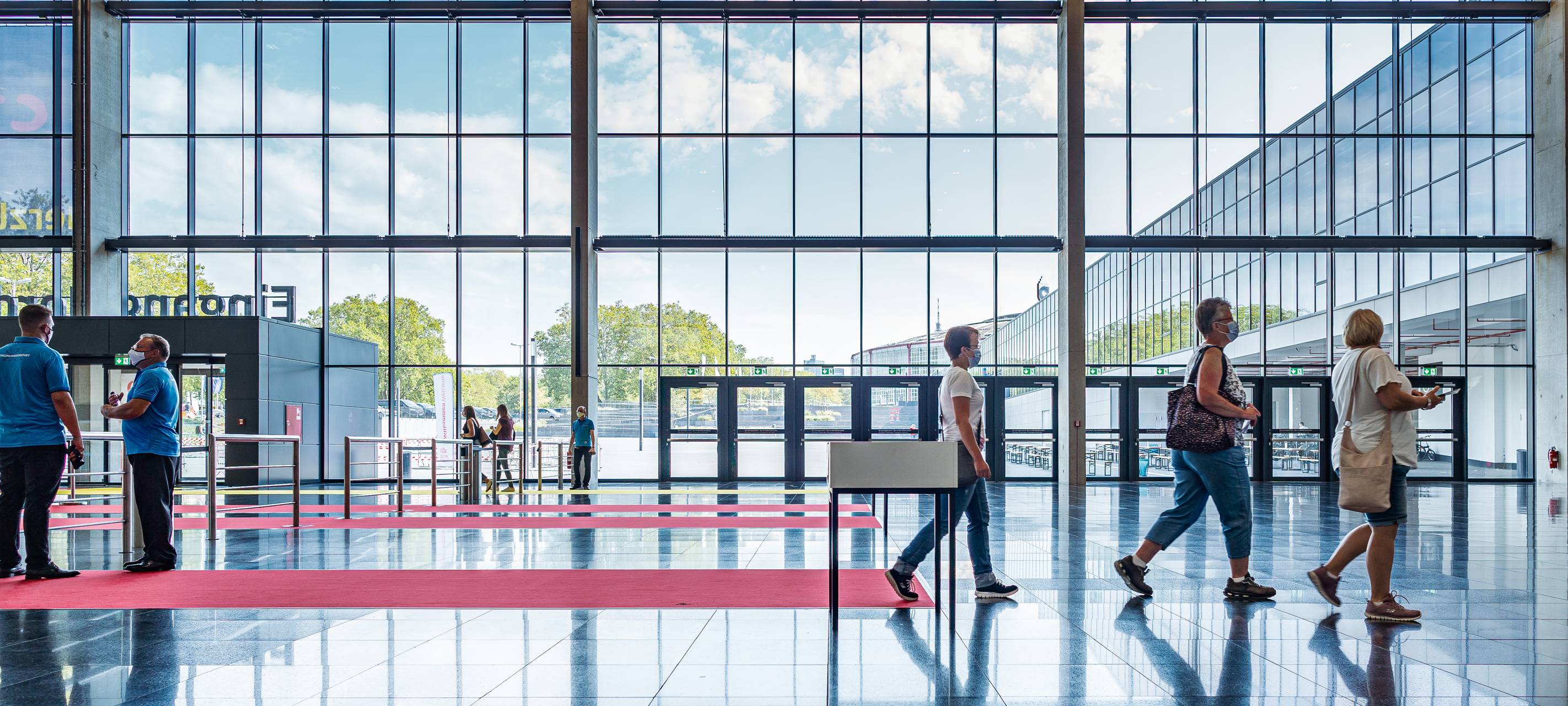 Messebesuch mit Mund-Nasen-Schutz