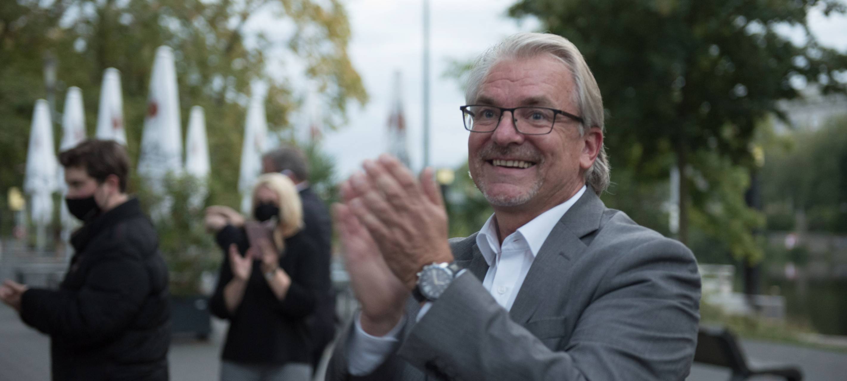 OB Buchholz spendet Gehalt fürs Ele-Phone