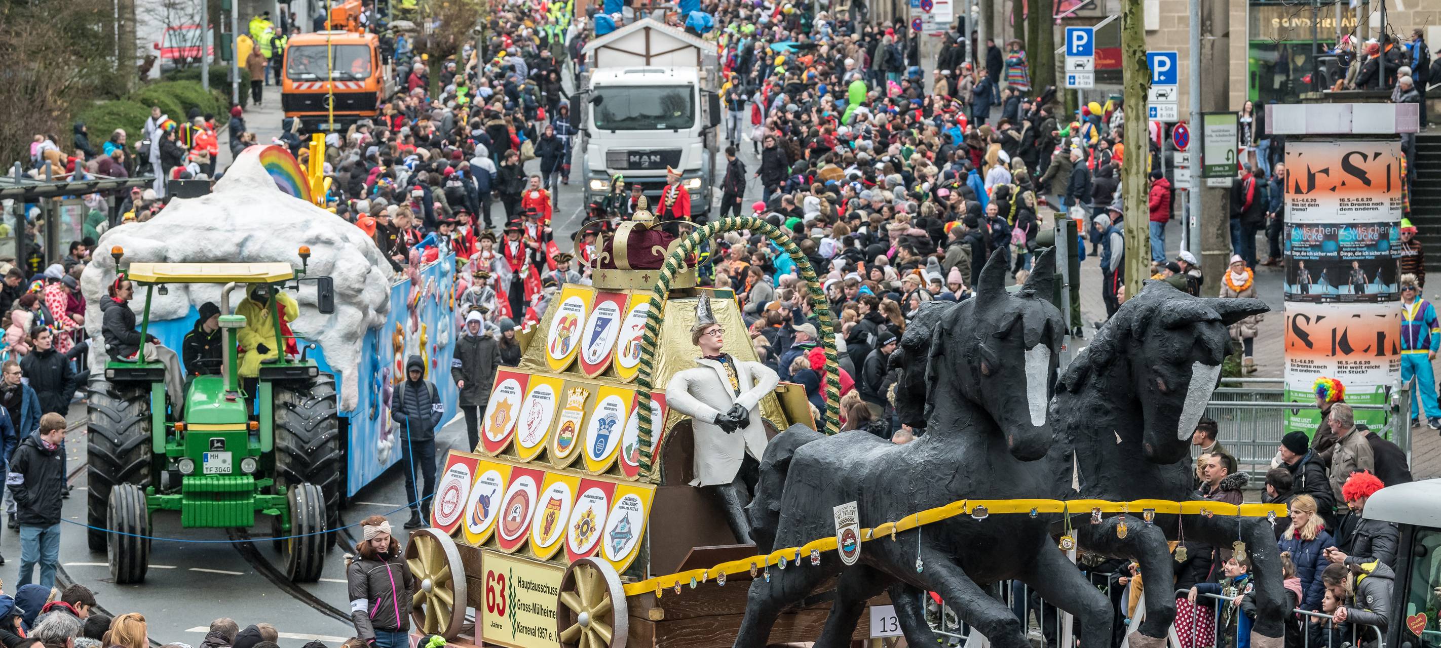 Karnevalisten spenden Rosenmontags-Kamelle an Heimkinder