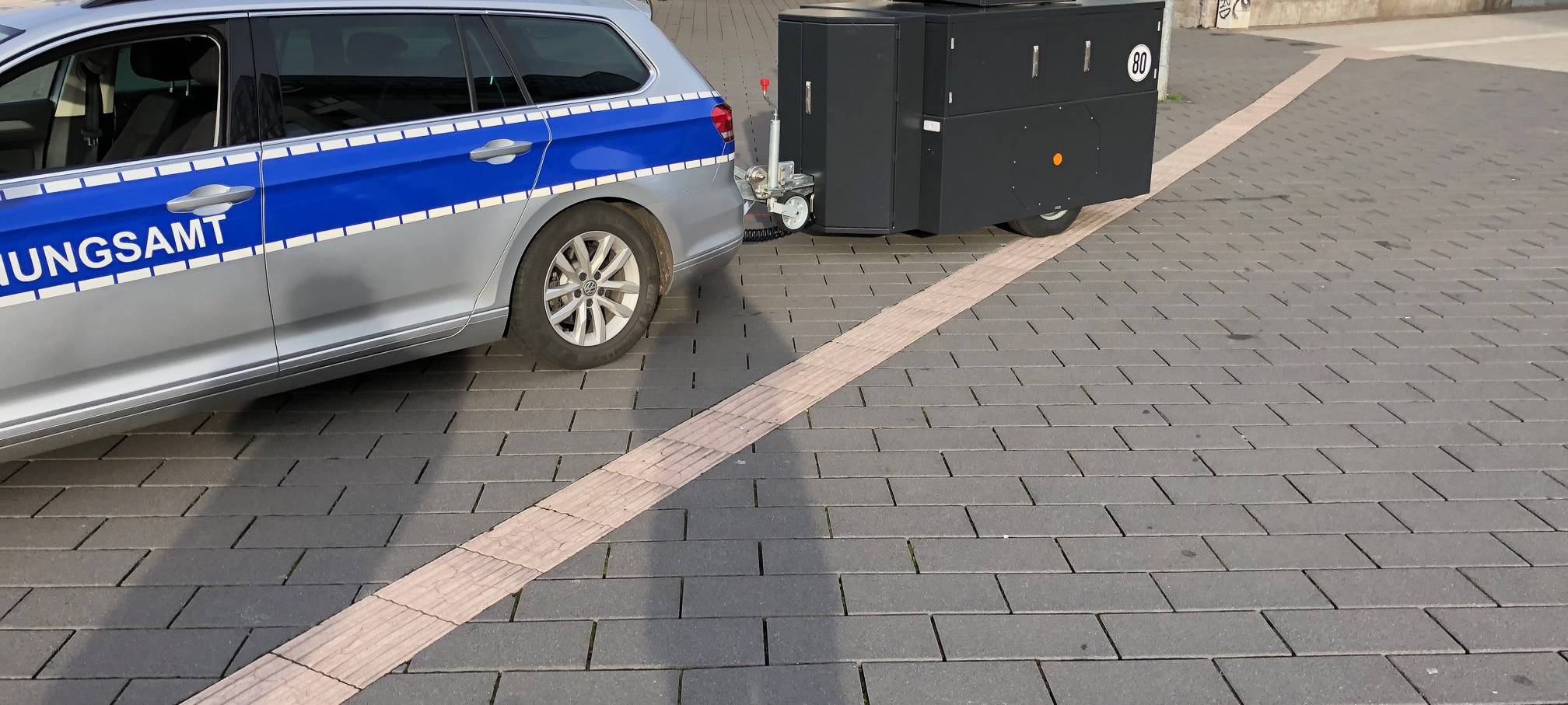 Blitzer-Anhänger steht auf der Mendener Brücke