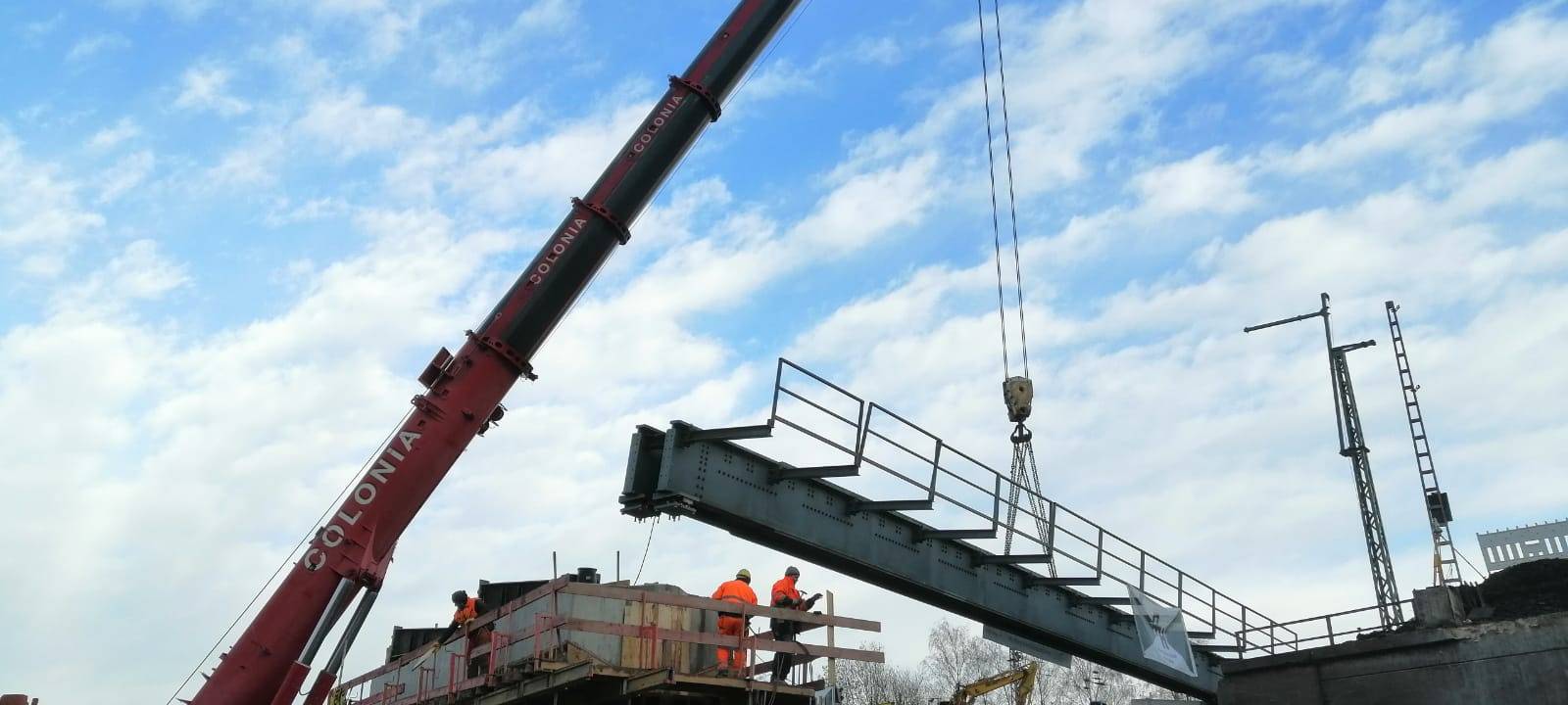 Kran hebt Brückenteile über A40