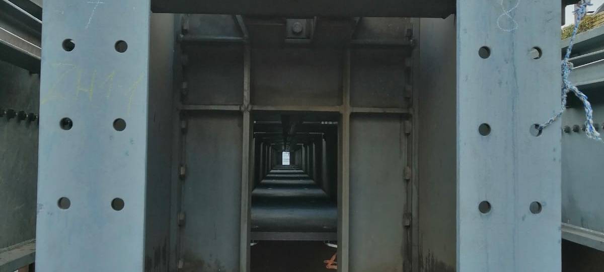 Kran hebt Brückenteile über A40