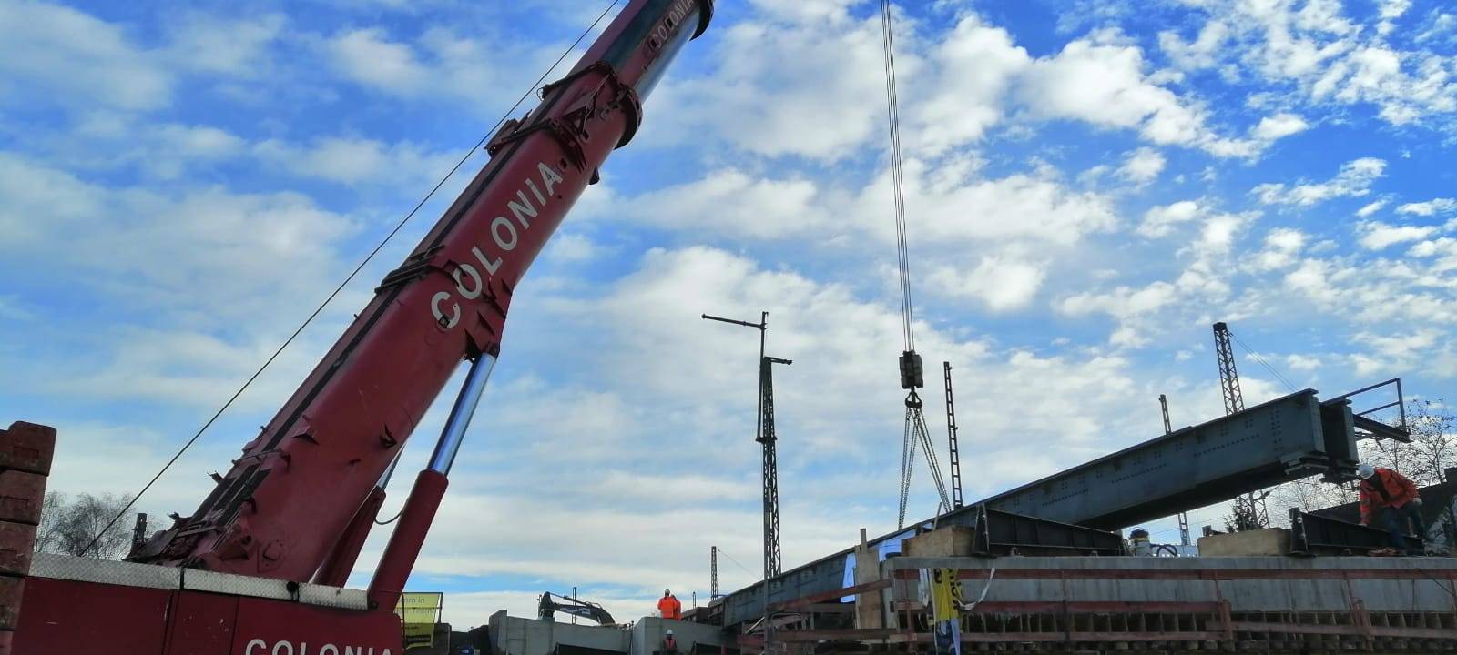 Kran hebt Brückenteile über A40