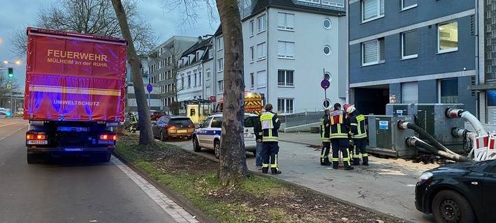 Feuerwehr entfernt Öl aus der Ruhr