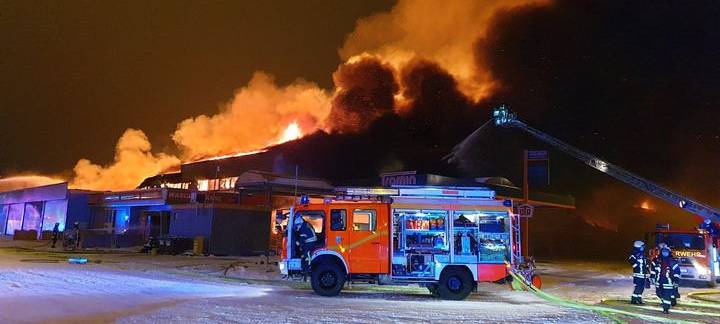 Ehemaliger real-Markt im Hafen brennt