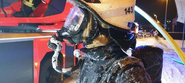 Ehemaliger real-Markt im Hafen brennt