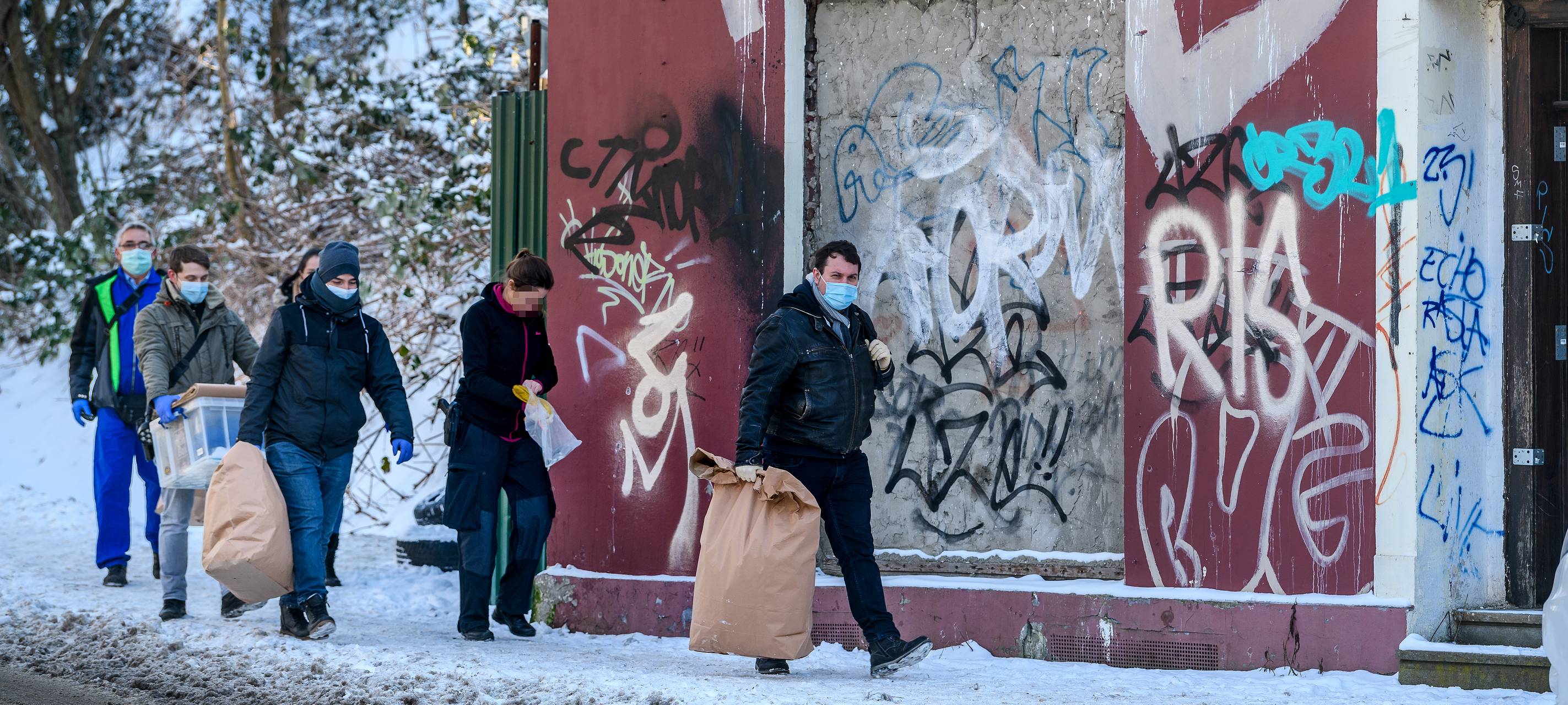 Hubschrauber und Polizeihunde in Winkhausen